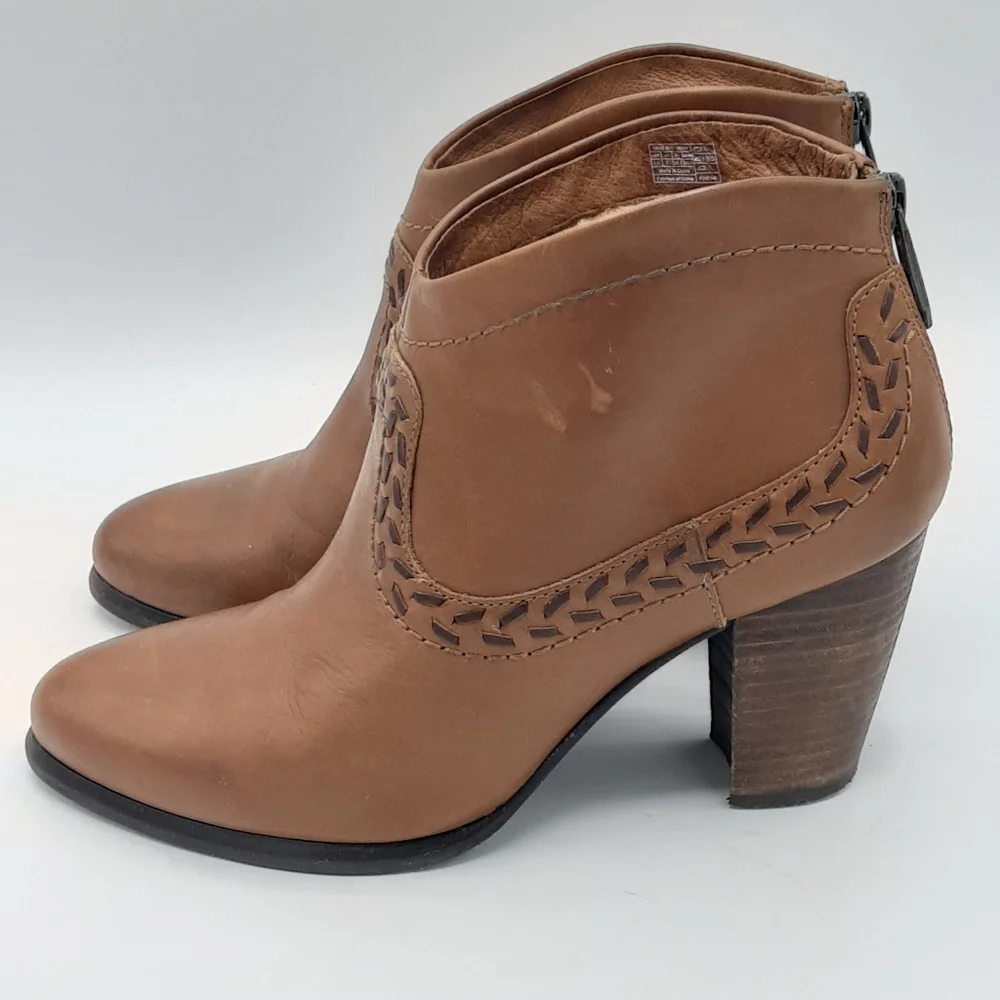 UGG Charlotte Brown Leather Ankle Boot.